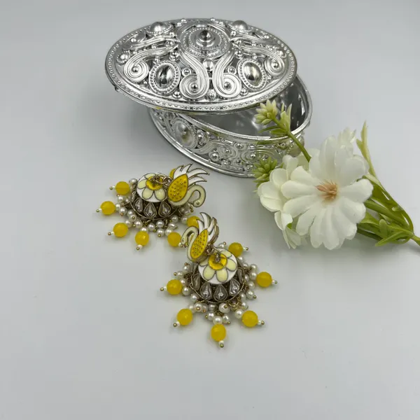 Yellow_Elegant_Kundan_Gold-Plated_Jhumka_Earrings
