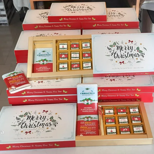 Christmas_Gift_In_Bulk__(12_Boxes),_Personalised_/_Customized_Chocolate_Box_(9_Cubes+2_Bars)