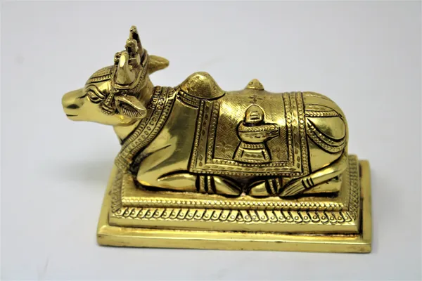 Golden_Nandi_Brass_Statue/Murti_For_Home_Decor,_Office,_Car_Dashboard,_Table_Decor,_Gifting_&_Puja_Idol_Murti_Sculpture