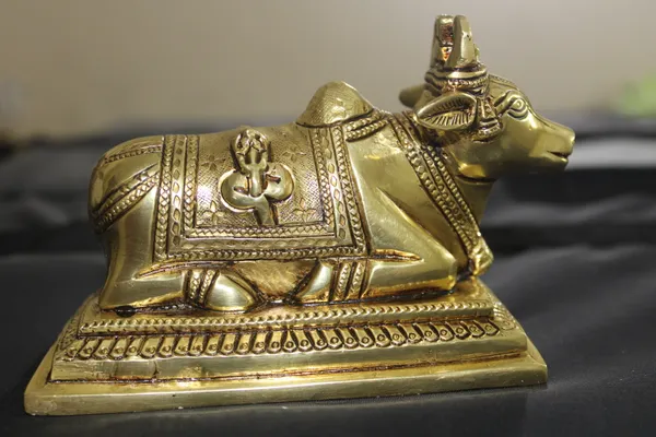 Golden_Nandi_Brass_Statue/Murti_For_Home_Decor,_Office,_Car_Dashboard,_Table_Decor,_Gifting_&_Puja_Idol_Murti_Sculpture