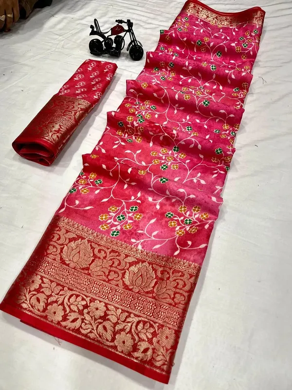 The_Dola_Silk_Jacquard_Saree_Ensemble