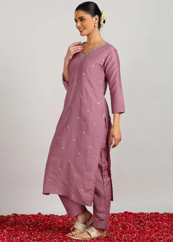Lavender_Embroidered_Kurta_Set_With_Dupatta_For_Women_|_Premium_Kurta_Set_For_Daily_Wear