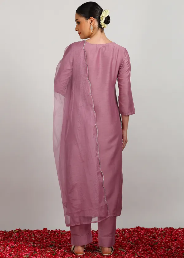 Lavender_Embroidered_Kurta_Set_With_Dupatta_For_Women_|_Premium_Kurta_Set_For_Daily_Wear