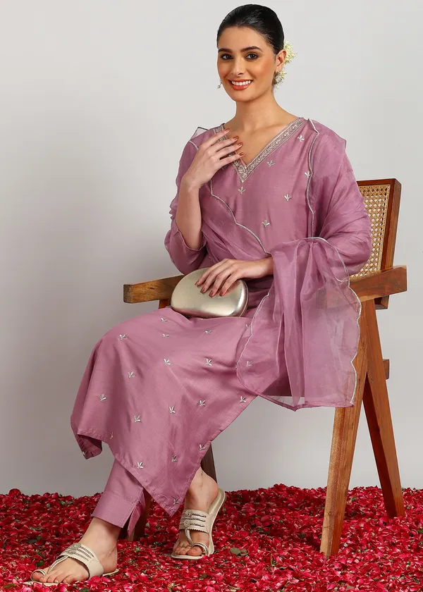 Lavender_Embroidered_Kurta_Set_With_Dupatta_For_Women_|_Premium_Kurta_Set_For_Daily_Wear
