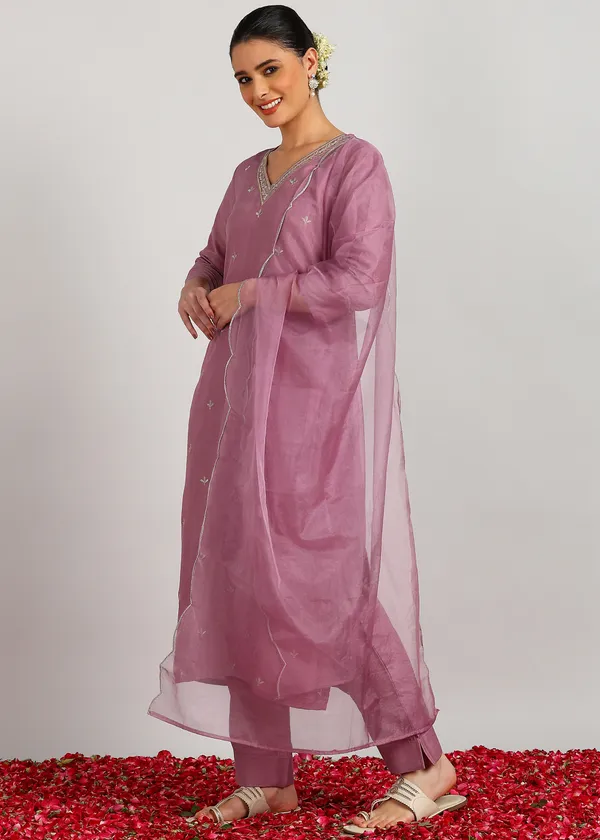 Lavender_Embroidered_Kurta_Set_With_Dupatta_For_Women_|_Premium_Kurta_Set_For_Daily_Wear