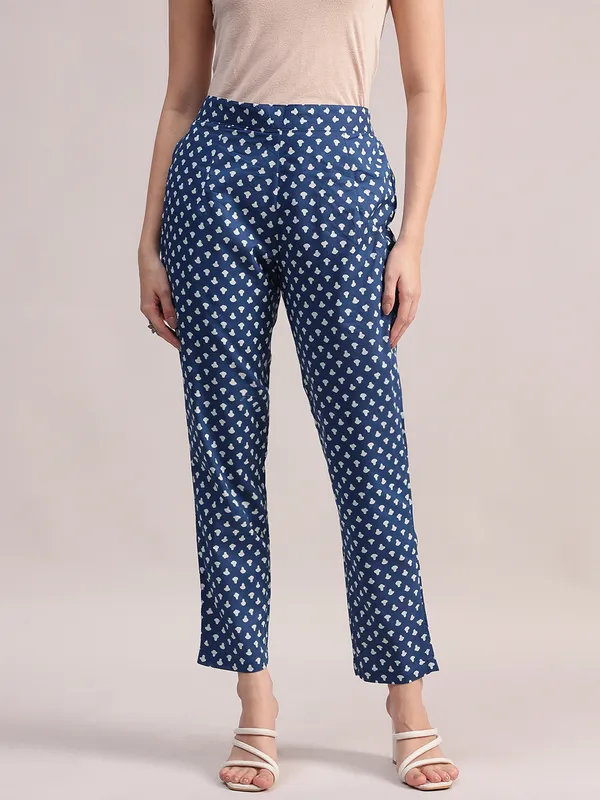 Blue_Floral_Printed_Cotton_Kurta_With_Trouser_For_Women