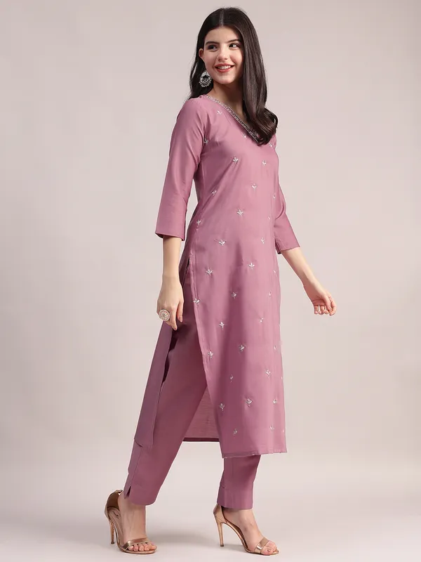Lavender_Embroidered_Chinon_Kurta_With_Straight_Pants_&_Organza_Dupatta_Set_For_Women