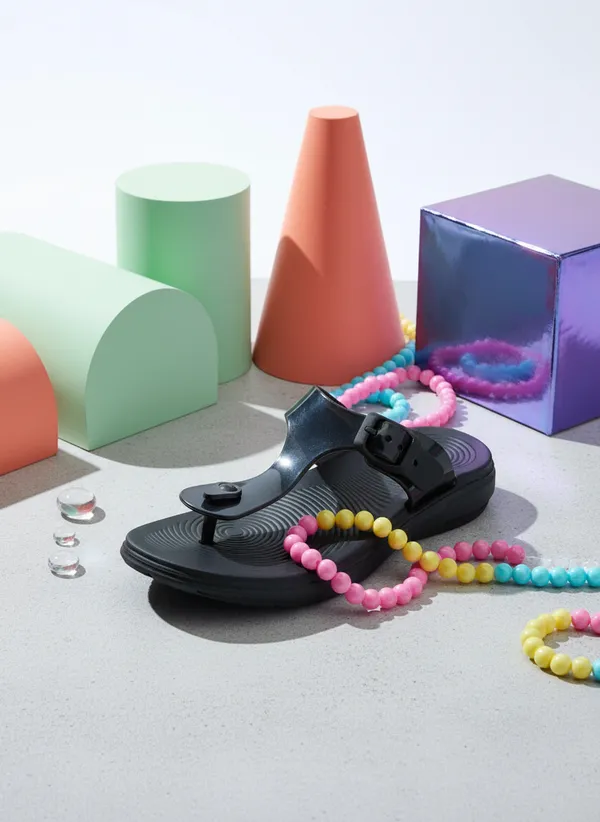 Black_Vinyl_Slides_For_Women