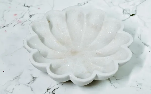 White_Marble_Leher_Urli_Handcrafted_Decorative_Centerpiece_For_Home,_Weddings,_And_Festive_Occasions_Traditional_Decor_I_Traditional_Decor_I_8_Inch_Uruli