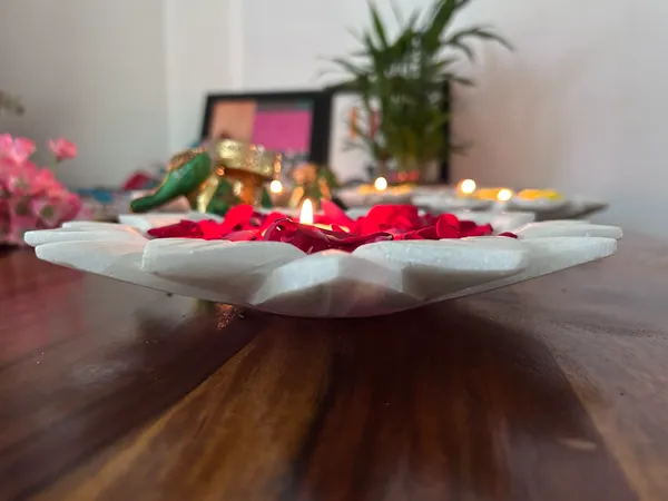White_Handcrafted_Lotus-Shaped_Marble_Plate_Elegant_Home_Decor_Or_Serving_Tray_I_Brings_Elegance,_Charm_To_Any_Setting_I_Ideal_Gift_For_Housewarmings,_Weddings,_Or_Anniversaries._9_Inches