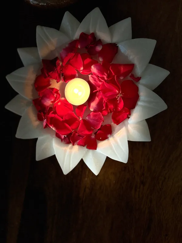 White_Handcrafted_Lotus-Shaped_Marble_Plate_Elegant_Home_Decor_Or_Serving_Tray_I_Brings_Elegance,_Charm_To_Any_Setting_I_Ideal_Gift_For_Housewarmings,_Weddings,_Or_Anniversaries._9_Inches