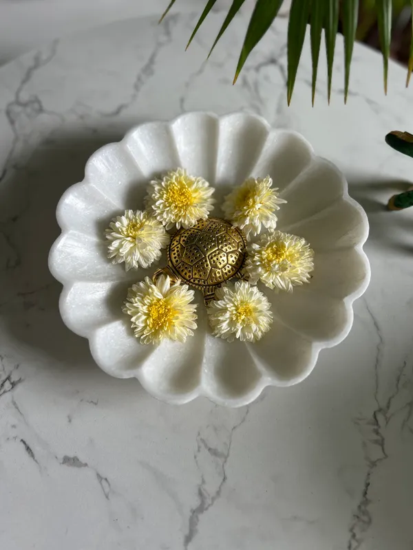 White_Marble_Leher_Urli_Handcrafted_Decorative_Centerpiece_For_Home,_Weddings,_And_Festive_Occasions_Traditional_Decor_I_Traditional_Decor_I_8_Inch_Uruli