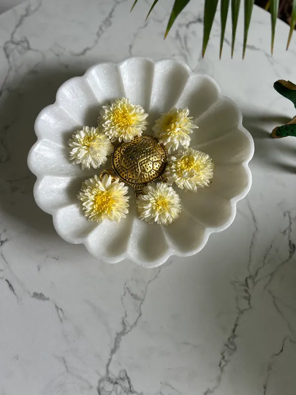 White_Marble_Leher_Urli_Handcrafted_Decorative_Centerpiece_For_Home,_Weddings,_And_Festive_Occasions_Traditional_Decor_I_Traditional_Decor_I_8_Inch_Uruli