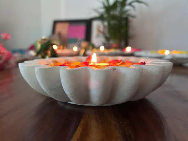 White_Marble_Leher_Urli_Handcrafted_Decorative_Centerpiece_For_Home,_Weddings,_And_Festive_Occasions_Traditional_Decor_I_Traditional_Decor_I_8_Inch_Uruli