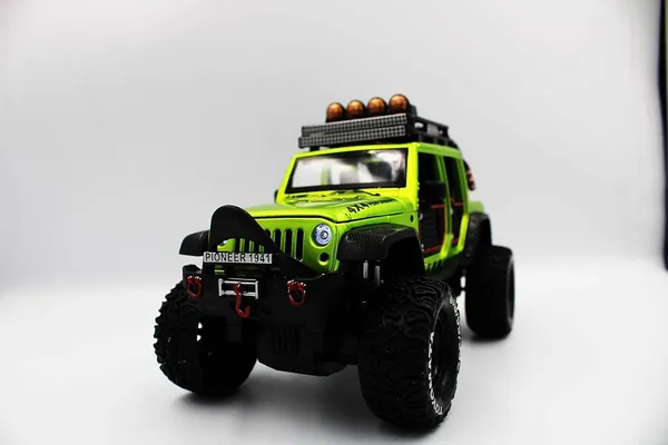 Green_1:24_Scale_Die-Cast_Off-Road_Jeep_Model_Premium_4X4_Suv_With_Realistic_Detailing,_Doors&Roof_Rack_Accessories_Durable_Toy_For_Kids&Collectors,_Ideal_For_Adventure_Enthusiasts_Green