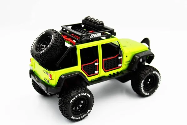 Green_1:24_Scale_Die-Cast_Off-Road_Jeep_Model_Premium_4X4_Suv_With_Realistic_Detailing,_Doors&Roof_Rack_Accessories_Durable_Toy_For_Kids&Collectors,_Ideal_For_Adventure_Enthusiasts_Green