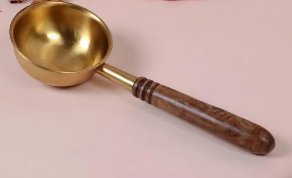 Golden_Brass_Traditional_Handcrafted_Tadka_Pan_With_Wooden_Handle