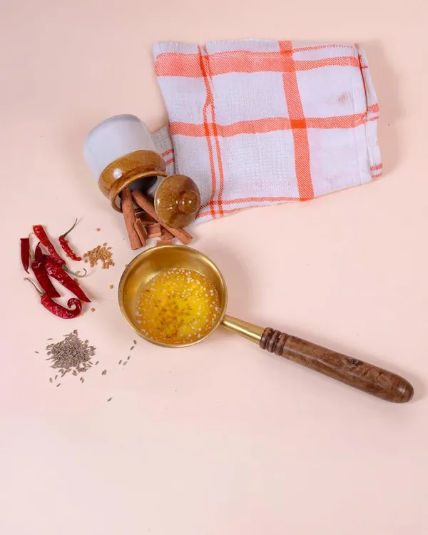 Golden_Brass_Traditional_Handcrafted_Tadka_Pan_With_Wooden_Handle