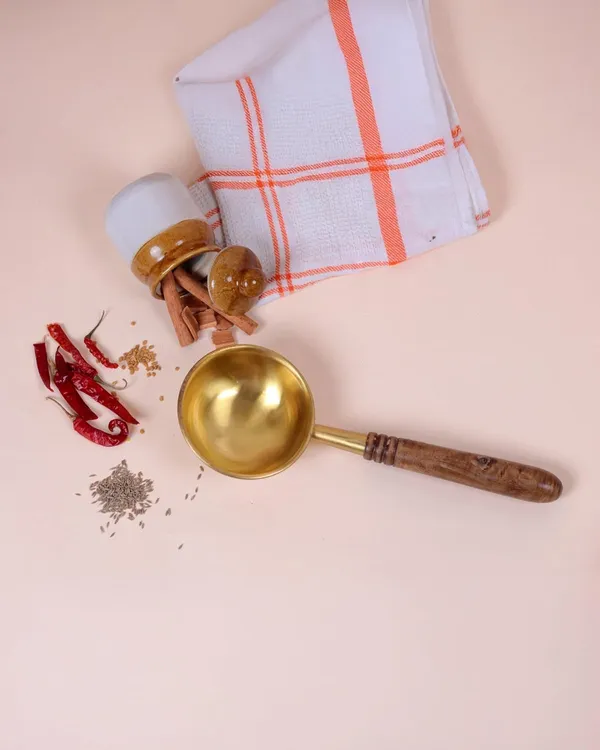 Golden_Brass_Traditional_Handcrafted_Tadka_Pan_With_Wooden_Handle