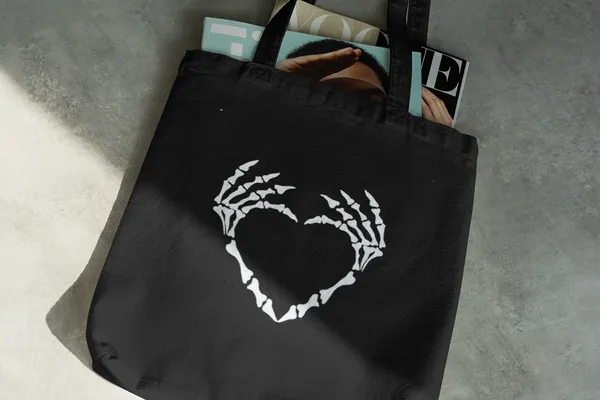 Black_Heart_Printed_Canvas_Tote_Bags_With_Zipper_And_Pocket