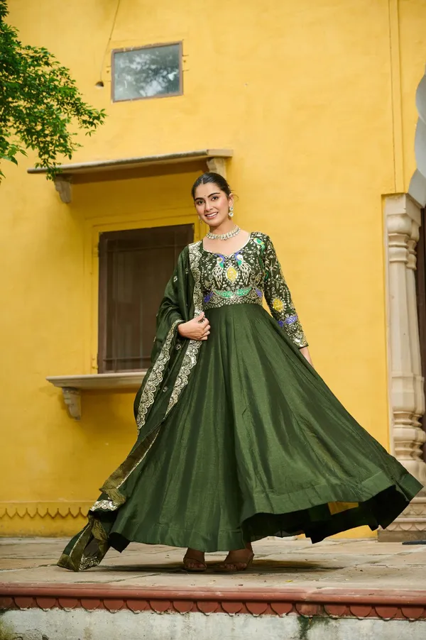 Mehendi_Gown-Dupatta_Collections_For_Festivals_And_Weddings
