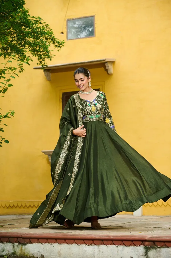 Mehendi_Gown-Dupatta_Collections_For_Festivals_And_Weddings