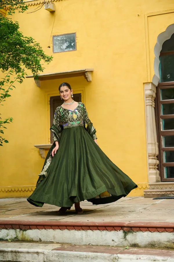 Mehendi_Gown-Dupatta_Collections_For_Festivals_And_Weddings