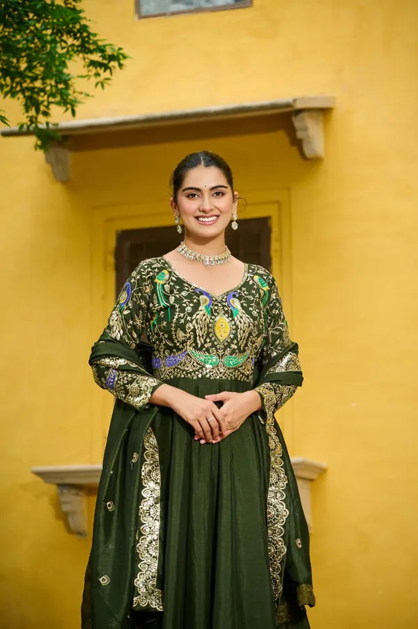 Mehendi_Gown-Dupatta_Collections_For_Festivals_And_Weddings
