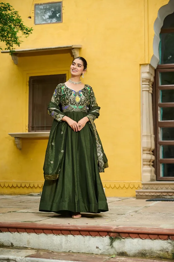 Mehendi_Gown-Dupatta_Collections_For_Festivals_And_Weddings