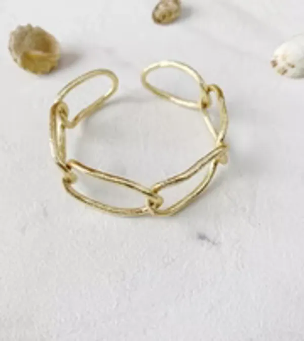 Gold_Stylish_And_Minimalist_Fetter_Cuffs_For_Women