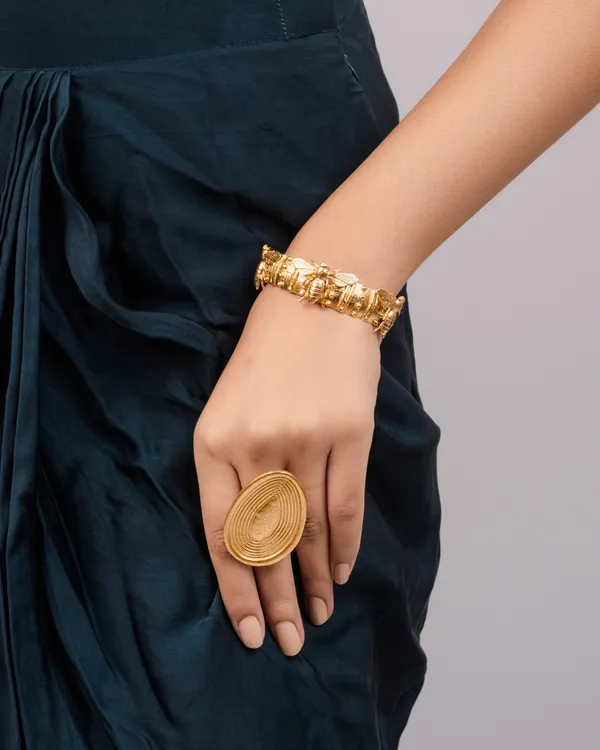 Gold_Sync_Bee_Charm_Symbol_Of_Harmony_&_Nature_Bracelet_For_Girls_&_Women