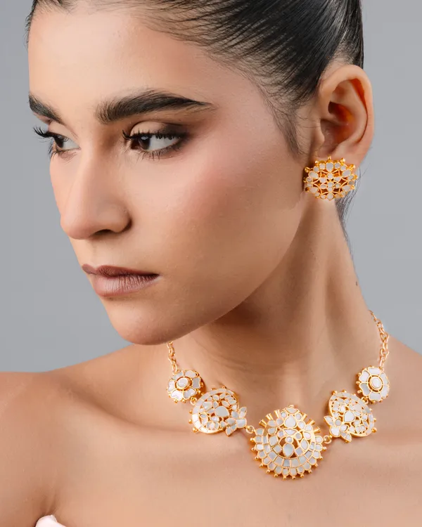 Mother_of_pearl_choker_