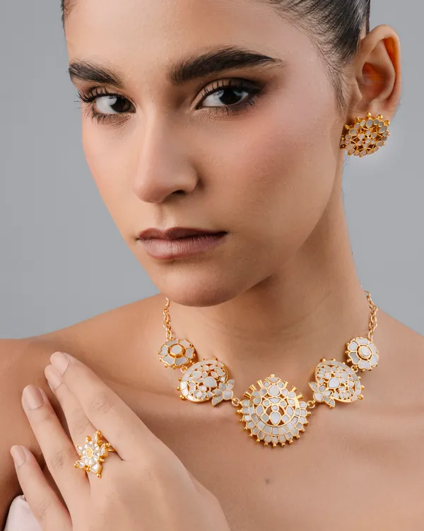 Mother_of_pearl_choker_