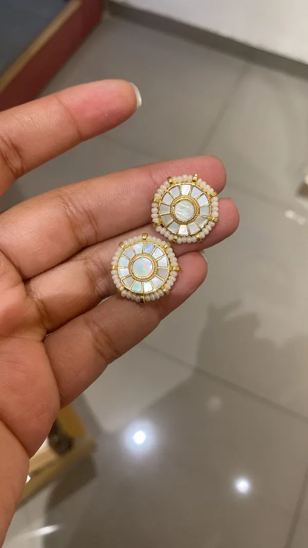 Mother_of_pearl_studs