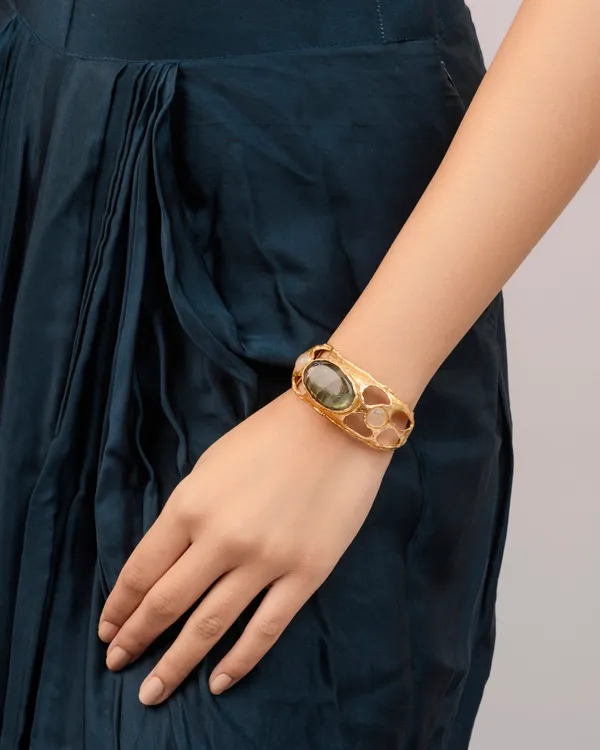 Red_Scarlet_Accent_Fashion_Bold_Elegant_Bracelet_For_Women