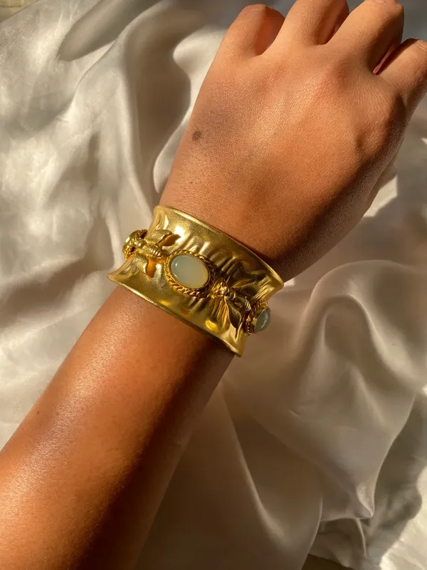 Gold_Alluring_Bee_Elegant_Charm_Chain_Bracelet_For_Women