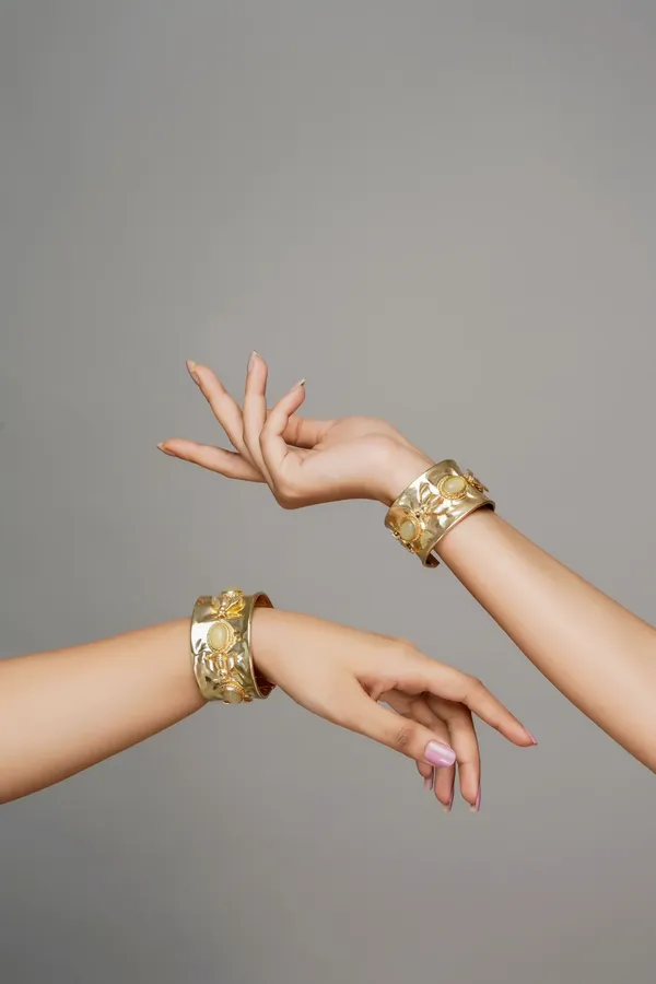 Gold_Alluring_Bee_Elegant_Charm_Chain_Bracelet_For_Women
