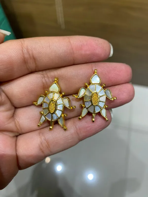 Turtle_Motif_Stud_earrings_