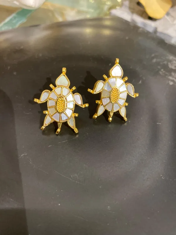 Turtle_Motif_Stud_earrings_