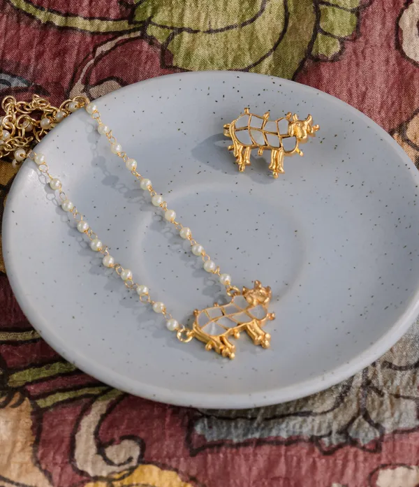 Gold_Pendant_Sacred_Cow_Charm_Spiritual_Pendant_For_Women_&_Men