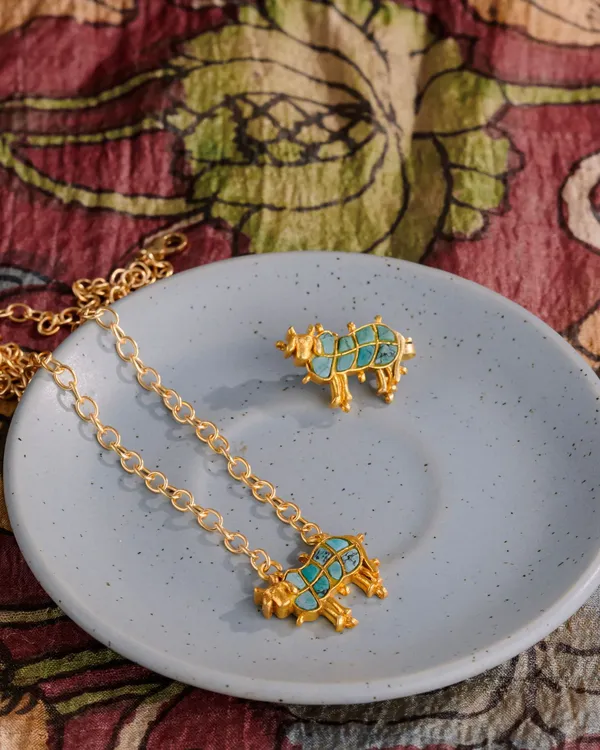 Gold_Pendant_Sacred_Cow_Charm_Spiritual_Pendant_For_Women_&_Men