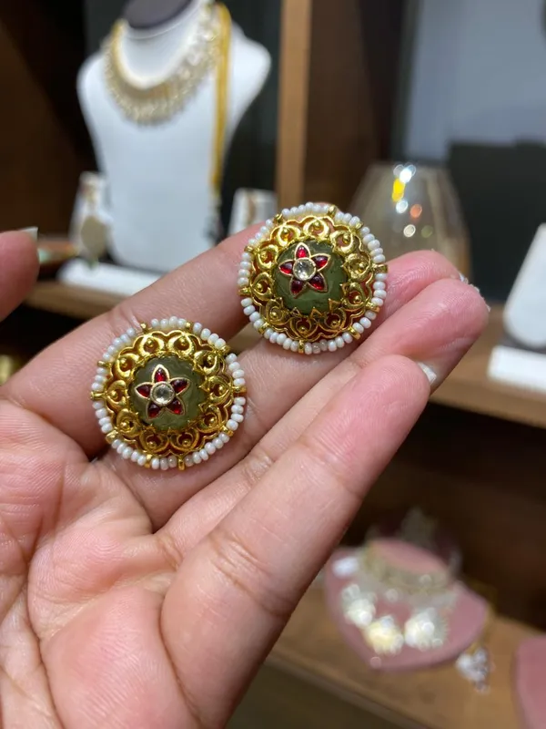 Madhubala_Studs