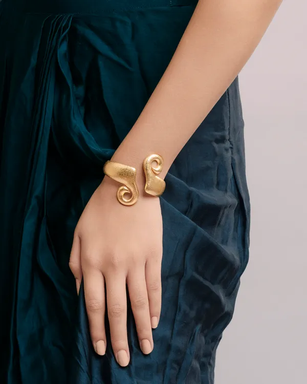 Gold_Twist_Turn_Kada_Metal_Kada_Stylish_Bangle_Bracelet_For_Women