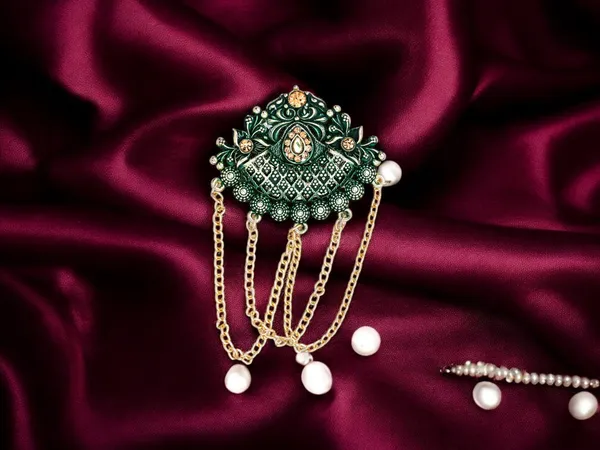 Royal_Groom_Brooch_With_Stone_Detailing_-_Green