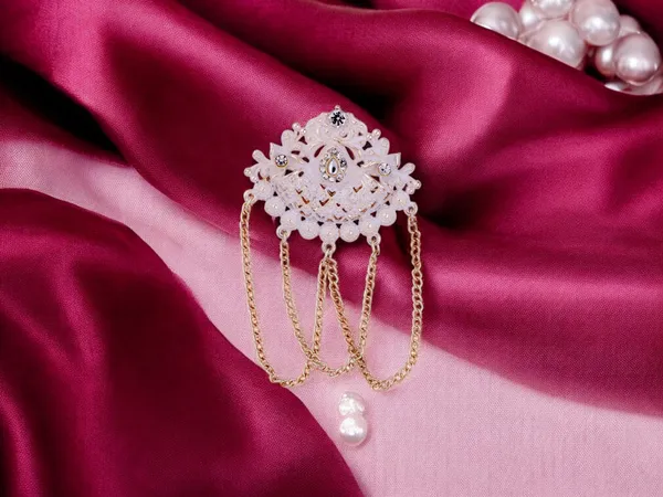 Royal_Groom_Brooch_With_Stone_Detailing