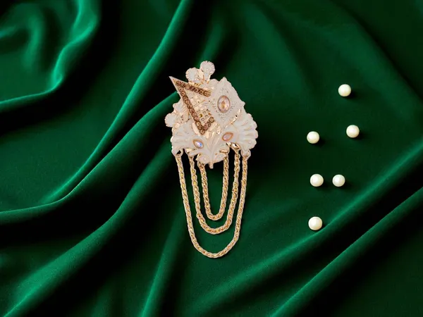 Royal_Groom_Brooch_With_Layered-Chain