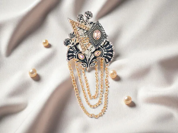 Royal_Groom_Brooch_With_Layered-Chain