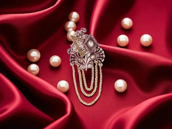 Royal_Groom_Brooch_With_Layered-Chain_-_Maroon