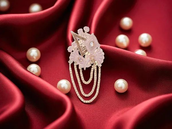 Royal_Groom_Brooch_With_Layered-Chain