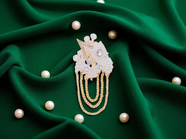 Royal_Groom_Brooch_With_Layered-Chain